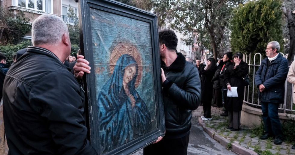 Πάσχα: Εντυπωσιακά έθιμα σε Δωδεκάνησα και Κυκλάδες - Τα φωτισμένα Καλάμια, το Μπάτουδο και η Παναγιά Σκιαδενή